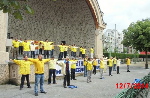 法輪功學員在瑞士旅遊勝地盧塞恩的湖邊露天音樂廳集體煉功