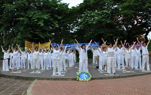 泰國法輪功學員在是樂園演示五套功法