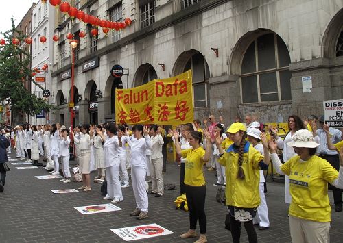 二零一四年七月十二日，法輪功學員在倫敦唐人街展示法輪大法美好、講真相