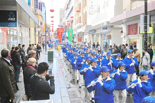 圖1-7：墨爾本法輪功學員在市中心遊行，紀念和平反迫害十五週年