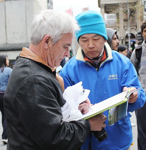 圖10-12：澳洲民眾簽名聲援法輪功反迫害