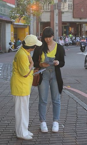 圖15：慈悲善良的法輪功學員熱心地向路人傳遞真相與祝福。