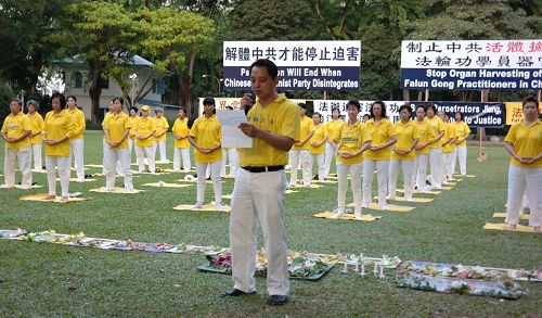 新加坡法輪佛學會發言人謝先生在集會上發言