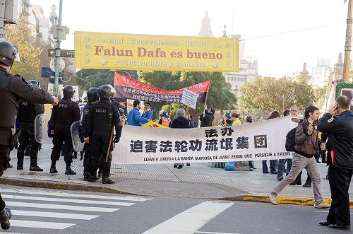 阿根廷法輪功學員的請願活動現場