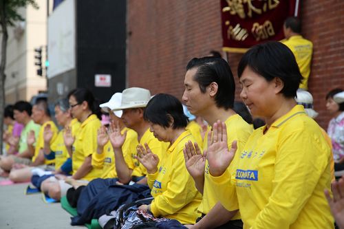 法輪功學員在芝加哥中領館前發正念