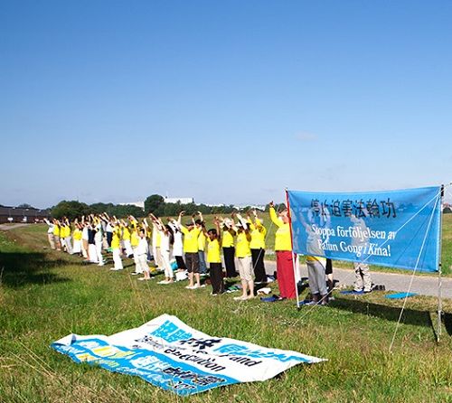 圖5，七月二十日上午法輪功學員到斯德哥爾摩中使館對面集體煉功、徵簽呼籲制止迫害。