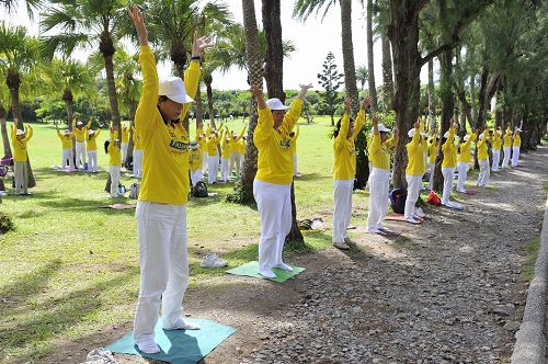 法輪功學員在貓鼻頭公園演示功法