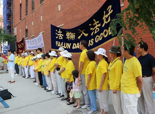 法輪功學員在中共駐芝加哥總領館前抗議中共迫害