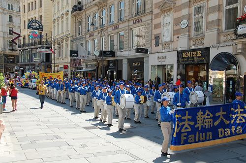 法輪功學員的遊行隊伍經過了維也納市中心最著名的格拉本大街（Graben