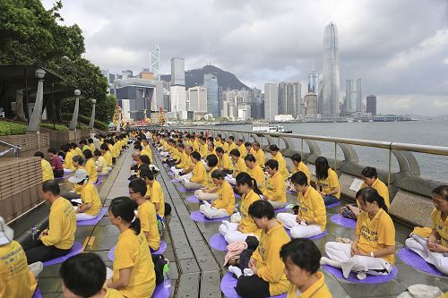 圖4-6：二十日上午，數百名法輪功學員在灣仔金紫荊廣場前的海堤岸旁大煉功，向世人展現法輪大法的美好。