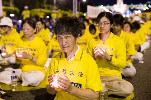 圖10：法輪功學員手捧燭光，莊嚴靜穆。