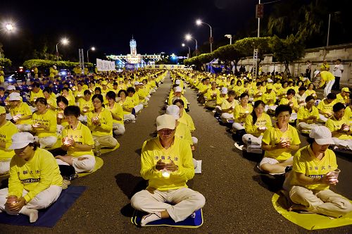 圖11：法輪功學員悼念十五年來用生命捍衛真理、被中共迫害致死的中國大陸同修。