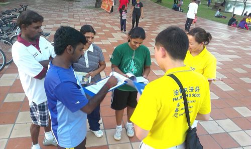 在吉隆坡蒂蒂旺莎公園，許多民眾簽名反迫害。