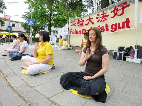 圖3：西人法輪功學員安娜(右二)在活動現場