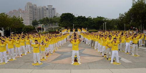 圖2：台灣中部學員在台中文心森林公園集會煉功，呼籲更多民眾站出來共同制止迫害。