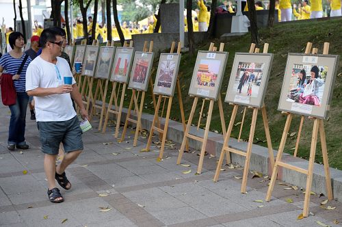 圖5：在活動現場布置了法輪功的活動圖片，讓路過的民眾進一步了解法輪功。