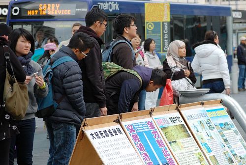 圖3：眾多路人駐足了解法輪功真相