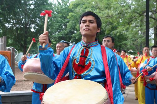 圖3：芝加哥法輪功學員林先生率領唐鼓陣