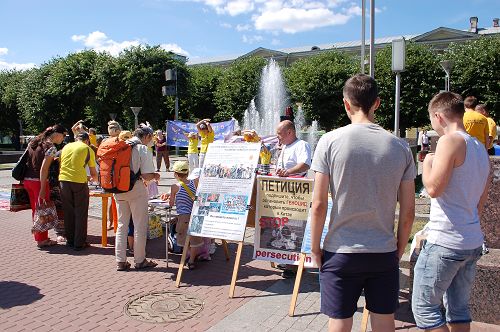 圖1-2：紀念和平反迫害十五週年，聖彼得堡學員在市中心傳播法輪功真相。