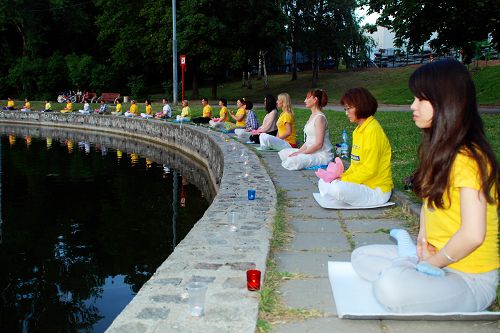 圖5-6：二零一四年七月二十日，莫斯科學員在中使館前抗議中共的迫害，並呼籲制止迫害。