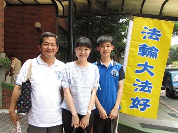 圖4.孝榛、義洋夫妻帶著兒子定業來參加集體學法，每人都感到受益很大。