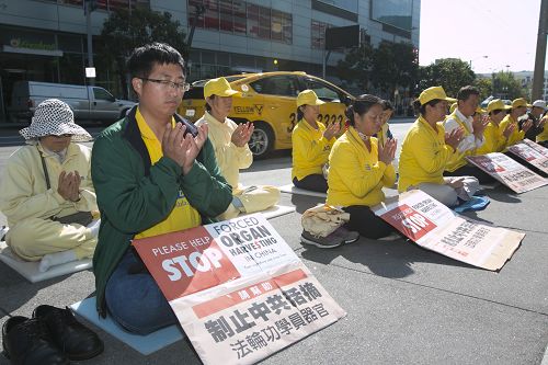 法輪功學員在舊金山世界器官移植大會會場外抗議中共活摘器官