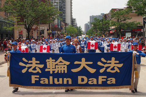 圖一：天國樂團在蒙特利爾加拿大國慶日遊行受歡迎