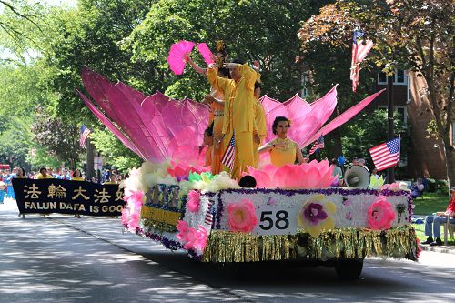 圖2：由巨大的粉色蓮花打造的法輪功功法演示花車。