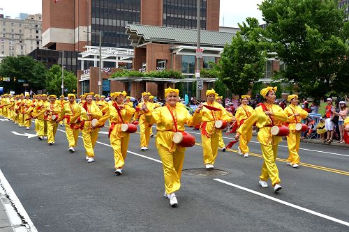 法輪功腰鼓隊參加費城慶祝美國獨立日遊行