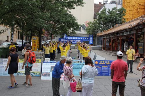 蒙特利爾學員在唐人街舉辦洪法勸三退活動