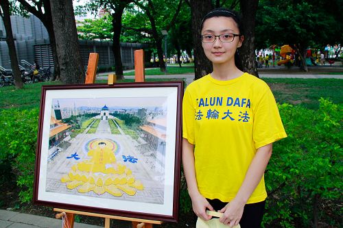 圖1：就讀大學一年級的昕芸，二零一四年七月二十日參加高雄講真相活動