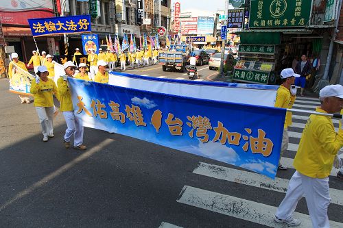 一位食品店的老闆看到法輪大法好、天佑高雄、台灣加油的橫幅，內心很激動說，「法輪功，你們很偉大，台灣有你們真好。」