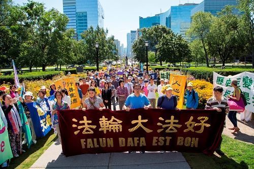 圖：1-2：二零一四年八月二十四日，繼加拿大法會後的第二天，一千多名法輪功學員和支持者在多倫多的省政府廣