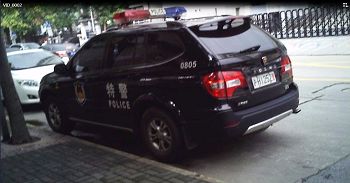 法庭外的特警車