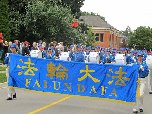 多倫多天國樂團應邀參加勇士節慶祝遊行，給倫敦民眾帶來一道亮麗風景線。