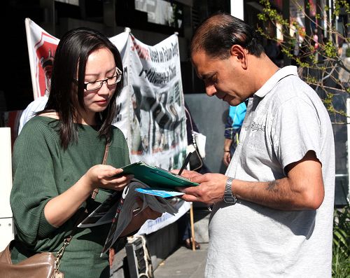 悉尼奧本當地民眾簽名譴責中共活摘法輪功學員器官