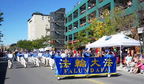 圖1-2：由法輪功學員組成的多倫多天國樂團參加第六十三屆尼亞加拉葡萄酒節遊行。