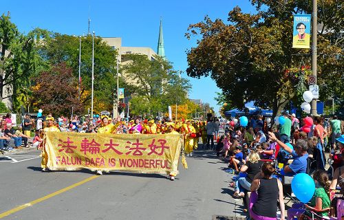 圖3-4：由法輪功學員組成的多倫多腰鼓隊參加第六十三屆尼亞加拉葡萄酒節遊行。