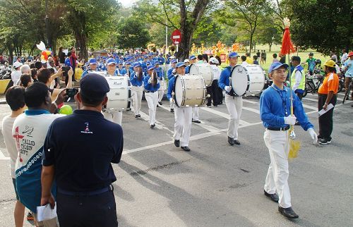 法輪功團體參加國際和平日「和平之旅」遊行，隊伍從太平湖和平廣場浩蕩出發