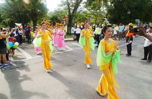 法輪功團體參加國際和平日「和平之旅」遊行，隊伍從太平湖和平廣場浩蕩出發