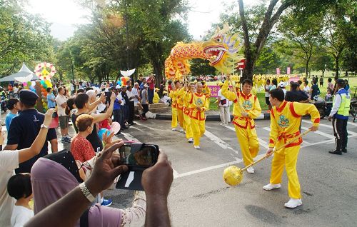 法輪功團體參加國際和平日「和平之旅」遊行，隊伍從太平湖和平廣場浩蕩出發