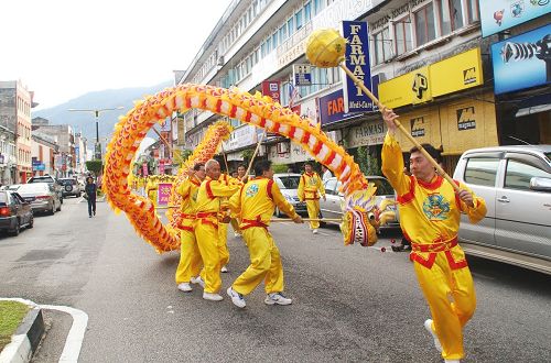 法輪功遊行隊伍參加「和平之旅」盛大遊行環繞整個太平市鎮