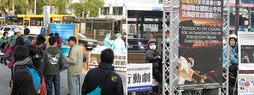 圖2-3：「中共活摘法輪功學員器官」模擬演示行動劇吸引車上乘客、摩托車騎士以及熙來攘往的民眾聚焦注目。