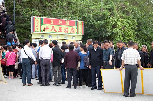 台灣西子灣是大陸遊客來台旅遊的重要景點，在這裏常可見法輪功學員展示真相展板及「三退保平安」等訊息，眾多明真相的華人踴躍三退（退出中共黨、團、隊）。