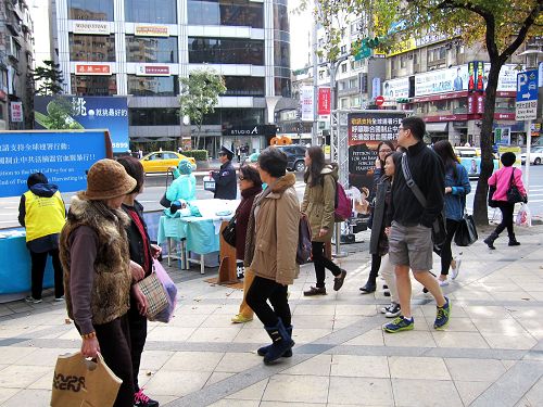 一月十八日台北大安森林公園路口，法輪功學員舉辦以真人演示活摘器官的行動劇，引起民眾關注