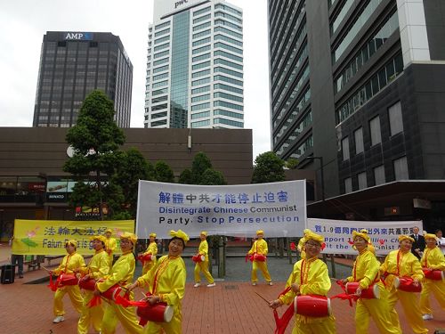 圖3：法輪功學員表演的腰鼓，慶祝一億九千萬民眾「三退」