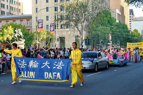 法輪功學員參加阿德雷德一年一度的澳大利亞國慶日盛裝大遊行