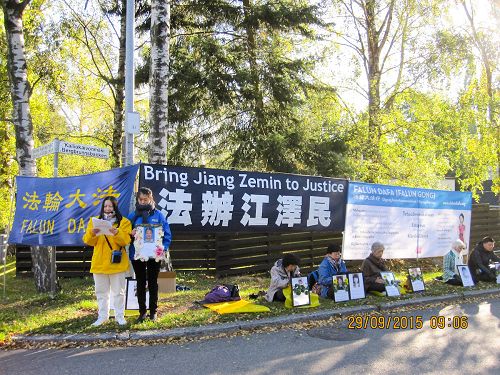 圖：朱洛新女士（左）講述自己與丈夫及親人受迫害經歷