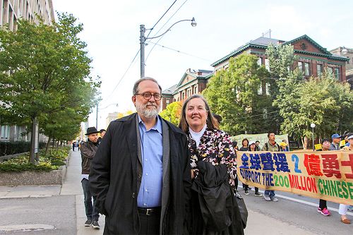 圖17：來自美國的宗教教授Tom Cweed和太太MiMi表示信仰應該在哪都是有自由的。