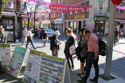 圖3-4：蒙特利爾法輪功學員在唐人街中山公園傳播法輪功的真相，許多民眾駐足了解真相，並簽名支持「訴江」。